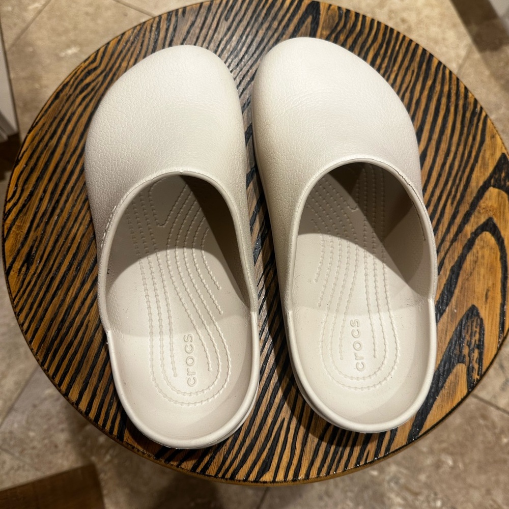 Crocs Dylan clog slip on.